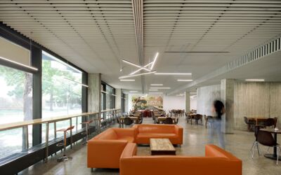 LED-Leuchte LINE-LED 19-30 BETALUMEN (Deckenleuchte) in einer Lobby