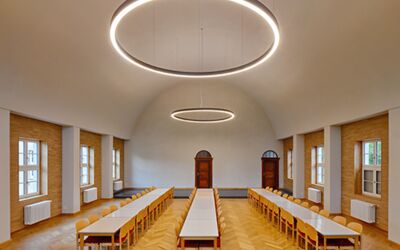 LED-Leuchte COVARI von Betalumen (Pendelleuchte) in Kirche St. Franziskus, halle